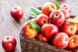 maçãs vermelhas na cesta foto