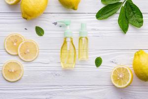 spray de limpeza de limão natural foto