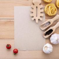 ingredientes italianos com mock-up de papel kraft foto