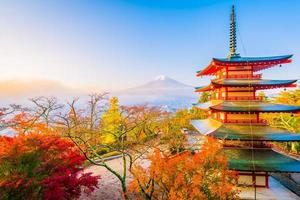 mt. fuji com pagode chureito no japão foto