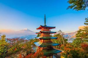 bela paisagem de mt. fuji com pagode chureito, japão foto