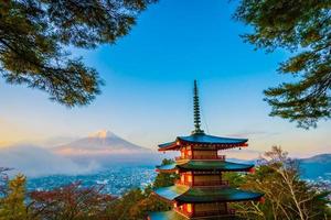 bela paisagem de mt. fuji com pagode chureito, japão foto