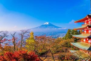 mt. fuji com pagode chureito no japão foto