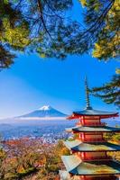 mt. fuji com pagode chureito no japão foto