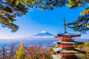 mt. fuji com pagode chureito no japão foto