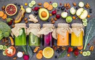 suco colorido de frutas e vegetais foto