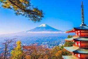 mt. fuji com pagode chureito no japão foto