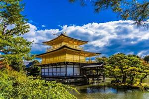 templo Kinkakuji ou pavilhão dourado em Kyoto, Japão foto