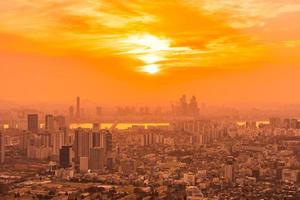 vista da cidade de seul, coreia do sul, ao pôr do sol foto