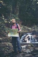 homem moderno segurando a mão segurando o mapa na montanha foto