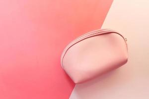 bolsa ou carteira feminina em fundo rosa foto