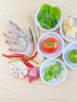 ingredientes frescos para tom yum foto