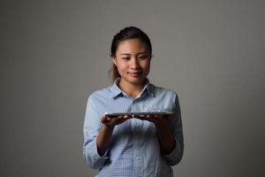 mulher segurando tablet digital isolado em fundo preto