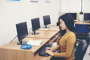 jovem usando computador no escritório foto