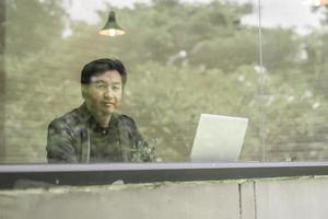 imagem de jovem empresário trabalhando em seu laptop no escritório