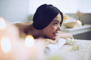 mulher relaxante com uma massagem dentro uma spa Centro foto