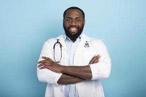 sorridente médico é feliz para ganhar contra a coronavírus. ciano fundo foto