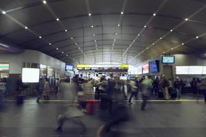 movimento do pessoas este andar dentro uma moderno estação foto