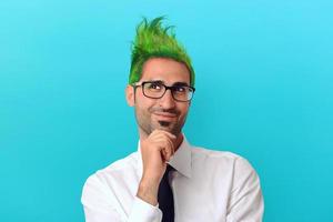 criativo homem de negocios com verde cabelo pensa sobre uma louco projeto foto