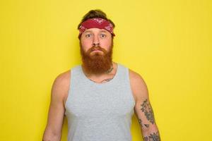 homem com barba e tatuagens mostra com orgulho dele músculo bha foto