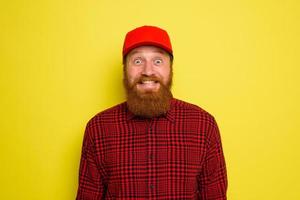 Entrega homem com chapéu e barba tem a feliz expressão foto