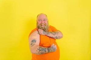 feliz homem com barba e tatuagens fez a vacina contra covid-19 foto