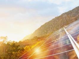 renovável energia sistema com solar painel em a cobertura foto