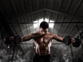 Atlético homem Treinamento bíceps às a Academia foto