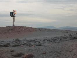 explorador com binocular pesquisas alguma coisa dentro uma deserto foto