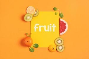 composição do citrino fruta, laranja, limão e kiwi em amarelo fundo foto