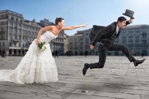 mulher tentativas para alcance dela homem quem quer para fuga velozes a partir de casamento foto