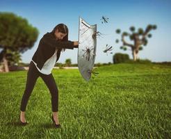 mulher defende ela mesma a partir de a ataque do mosquitos com uma escudo foto