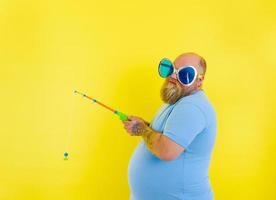 gordo homem com barba e oculos de sol é infeliz com a pescaria Cajado foto