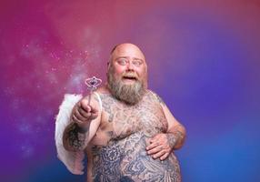 gordo feliz homem com barba , tatuagens e asas atos gostar a Magia fada foto