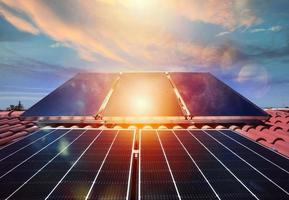 renovável energia sistema com solar painel para eletricidade e quente água foto