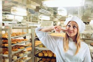 feliz chefe de cozinha cozinheiros uma Novo doce criativo receita foto