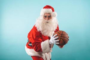santa claus pronto para jogar basquetebol para Natal foto