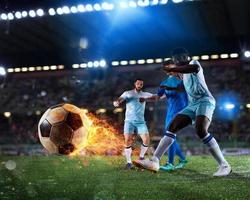 futebol cena com competindo futebol jogadoras às a cheio estádio com uma bola fogo foto