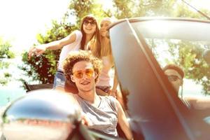 jovem amigos pronto para viagem de a carro foto