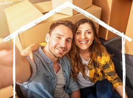 feliz casal ter para mover e organizar todos a pacotes. conceito do sucesso, mudar, positividade e futuro foto