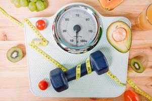 ginástica com haltere e genuíno Comida com fresco fruta foto