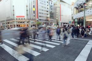 pessoas caminhando dentro pedestre cruzando dentro Osaka foto