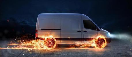 super velozes Entrega do pacote serviço com furgão com rodas em fogo foto