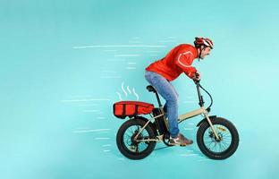 entregador corre velozes com elétrico bicicleta para entregar pizza foto