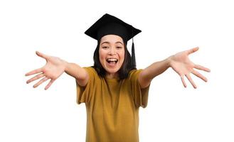 mulher é feliz para ter alcançado graduação. conceito do sucesso dentro estudos foto