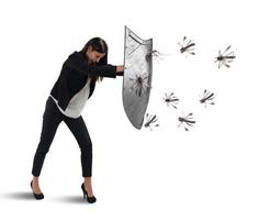 mulher defende ela mesma a partir de a ataque do mosquitos com uma escudo foto