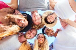 feliz sorridente amigos às a de praia foto