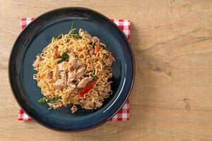 macarrão instantâneo frito com manjericão e carne de porco picada foto