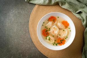 sopa de bolinho de camarão em tigela branca foto