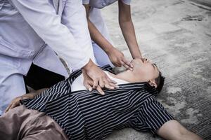 emergência cpr em uma homem, enfermeira experimentar para processo ressuscitação foto